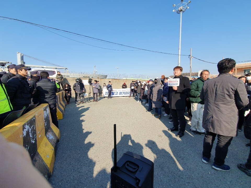 Civic groups demand the immediate discontinuation of biochemical experimentation at the US Forces Korea Busan Port Pier 8 base on Dec. 20. (Kim Yeong-dong)