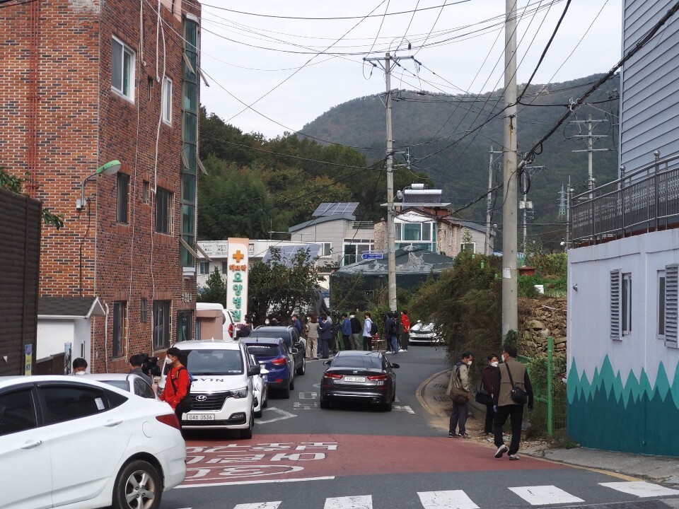 Reporters gather in front of Haetrak Nursing Hospital in Mandeok-dong, Buk-gu, Busan.