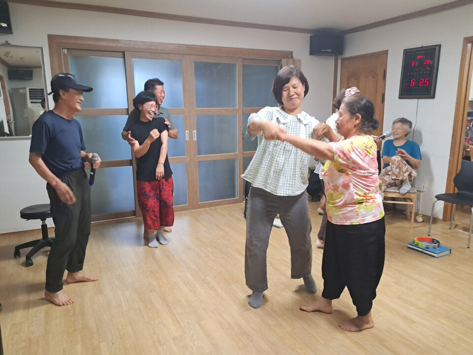 같이 노래 부르는 매계마을 주민들. 김소민 제공