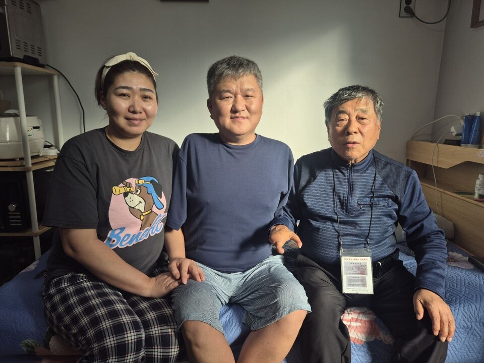 젊은 시절 미국에서 오른손 절단 산업재해를 입은 리형호(오른쪽)씨가 오기나(가운데)씨와 배우자 어요나(왼쪽)씨를 찾아 위로했다.