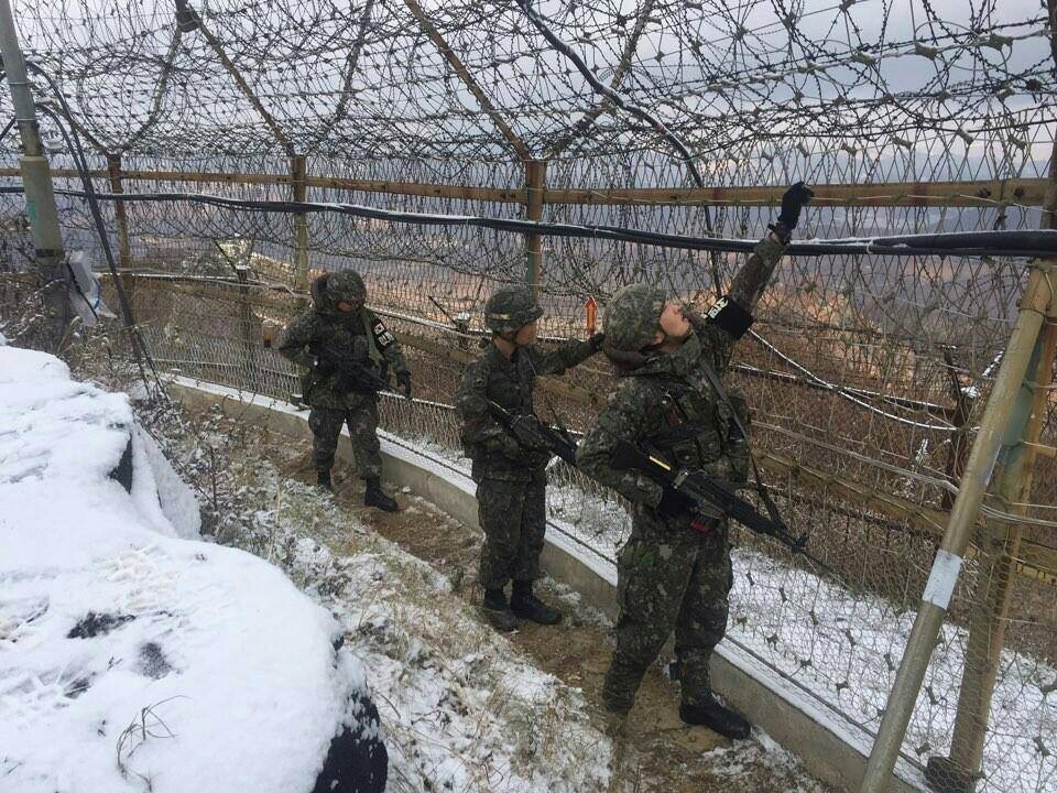 지난 2016년 12월 육군 15사단 장병들이 철책 점검을 하고 있다. 육군본부 페이스북