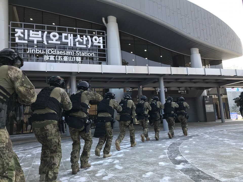 Members of the Pyeongchang Olympics anti-Terrorism and Safety Headquarters conduct a training exercise outside of Jinbu Station in Gangwon Province. (provided by Pyeongchang Olympics anti-Terrorism and Safety Headquarters)