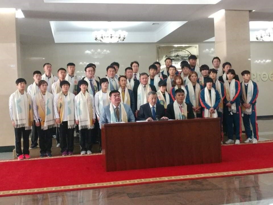 The inter-Korean judo team and its coaching staff pose for a group photo at the Government Palace in Ulaanbaatar