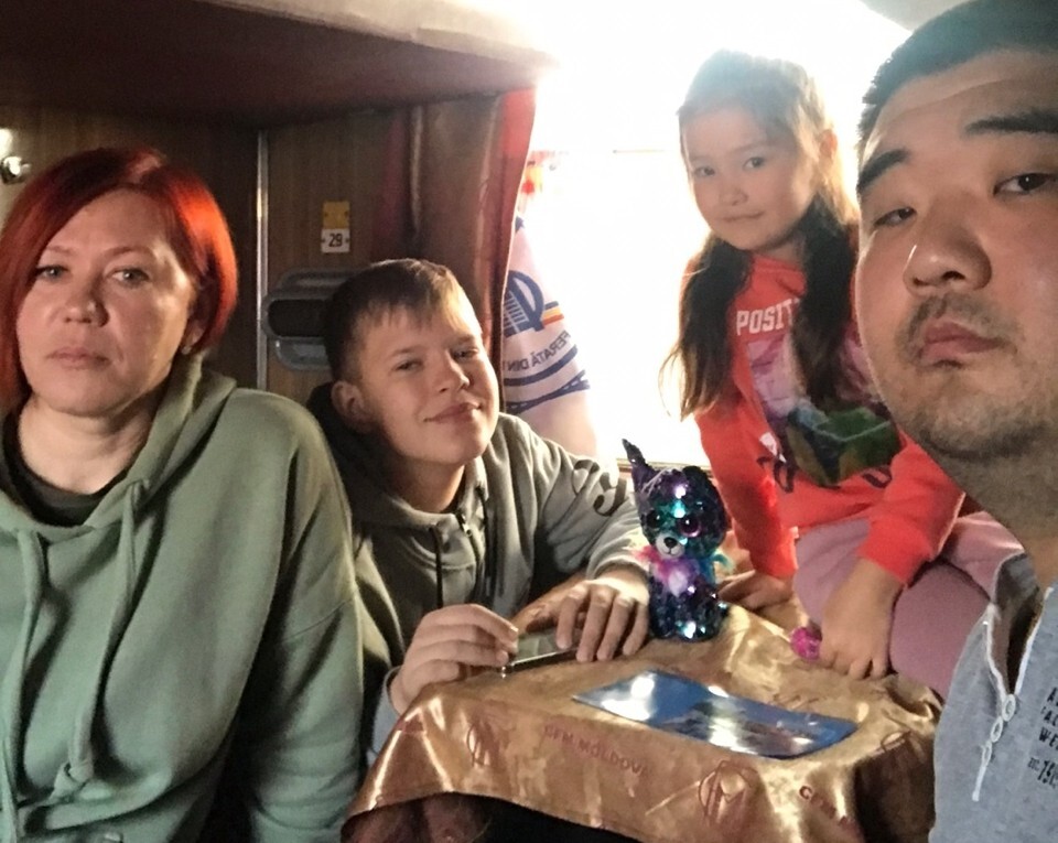기차를 타고 국경을 넘고 있는 우크라이나 고려인동포들. 우리민족서로돕기운동 제공