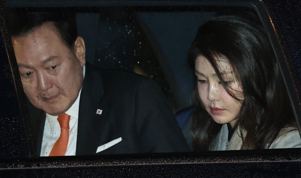 President Yoon Suk-yeol and first lady Kim Keon-hee of South Korea sit in a car at the Amsterdam Airport Schiphol after arriving in the Netherlands for a state visit on Dec. 11. (Yonhap)