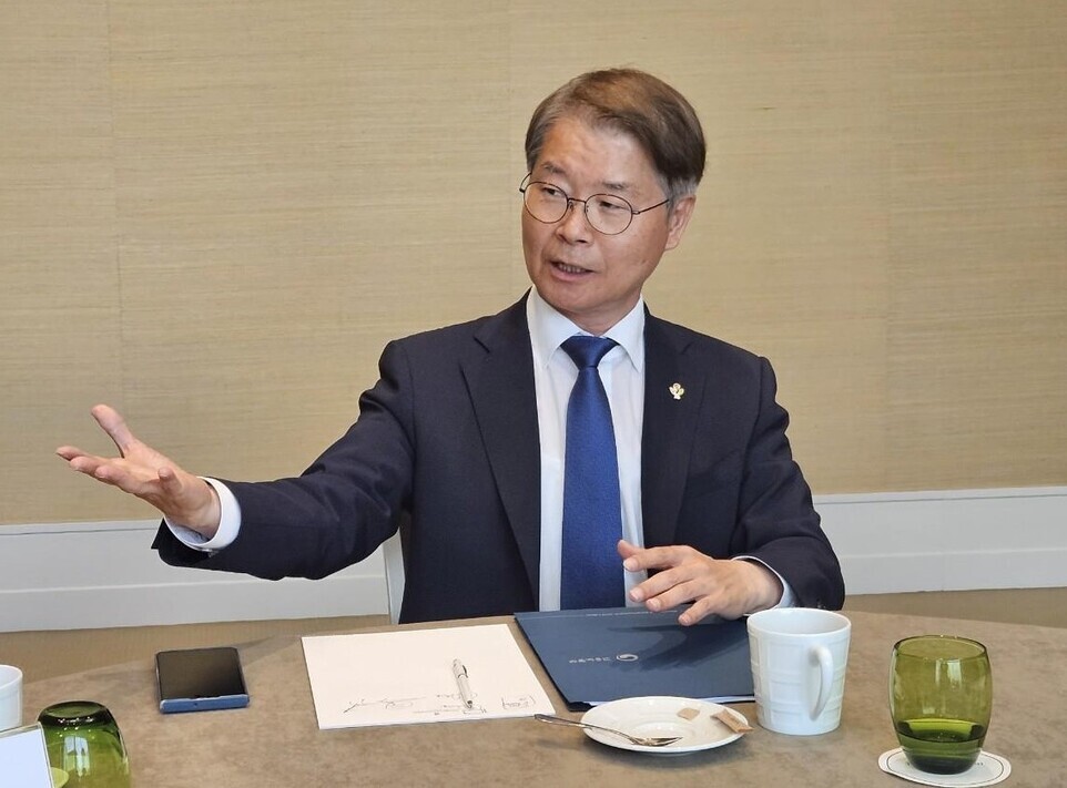 Labor Minister Lee Jung-sik speaks with reporters at a hotel in Geneva, Switzerland, on June 11, 2024, (local time) while there participating in the ILO annual conference. (Yonhap)
