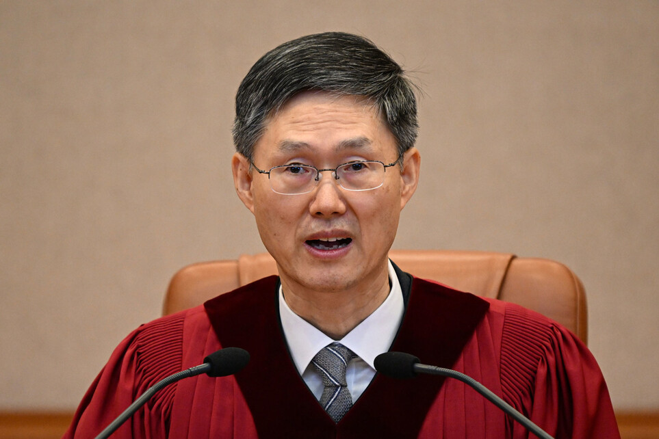 문형배 헌법재판소장 직무대행이 4일 오전 서울 종로구 헌법재판소 대심판정에서 윤석열 대통령 탄핵심판 인용 결정문을 낭독하고 있다. 사진공동취재단
