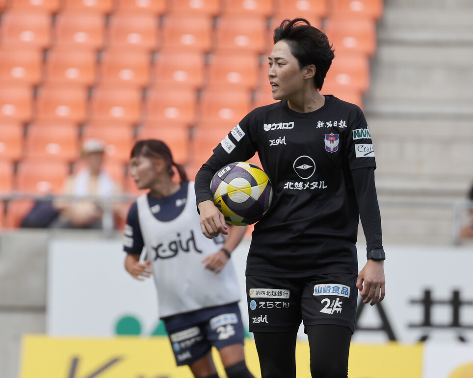 2025년 8월9일 일본 나가노현 나가노시 나가노 U 스타디움에서 목선정 알비렉스 니가타 레이디스 코치가 선수들을 훈련시키고 있다. 나가노(일본)=이종근 선임기자 root2@hani.co.kr