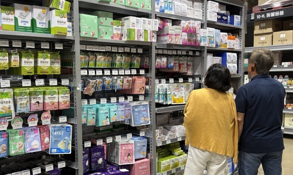 지난 2일 경기도 성남시 수정구 창고형 약국 ‘메가팩토리’에서 소비자들이 약을 고르고 있다. 이주빈 기자