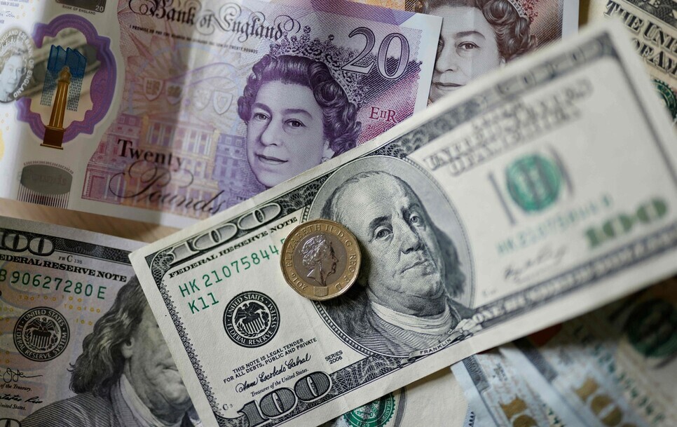 US dollar and British pound notes (AFP/Yonhap)