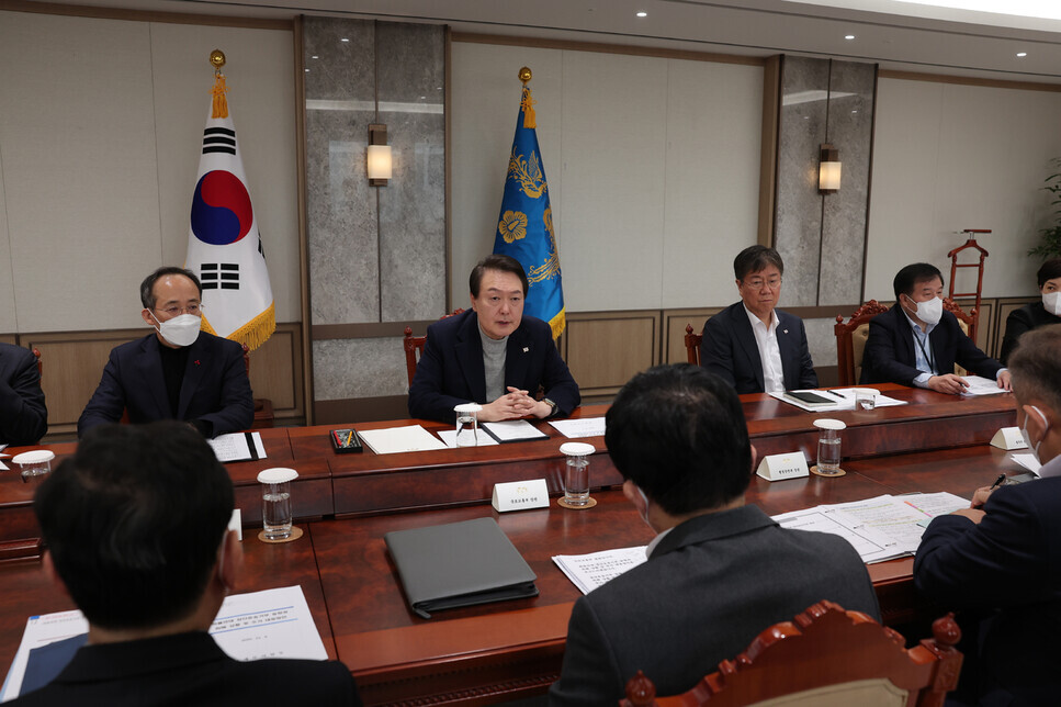 President Yoon Suk-yeol presides over a meeting of relevant ministers to discuss responses to the ongoing strike by unionized truckers on Dec. 4 at the presidential office in Seoul. (courtesy of the presidential office)
