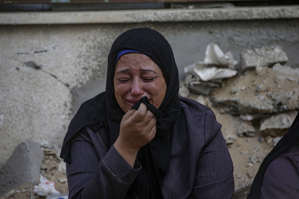 2025년 10월29일 팔레스타인 땅 가자지구 북부 가자시티의 알시파 병원 부근에서 이스라엘군의 공습으로 가족을 잃은 여성이 오열하고 있다. EPA 연합뉴스