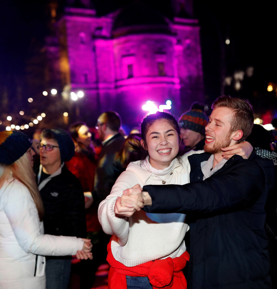 영국 스코틀랜드 에든버러에서 새해 축제에 참여한 시민들이 춤을 추고 있다.