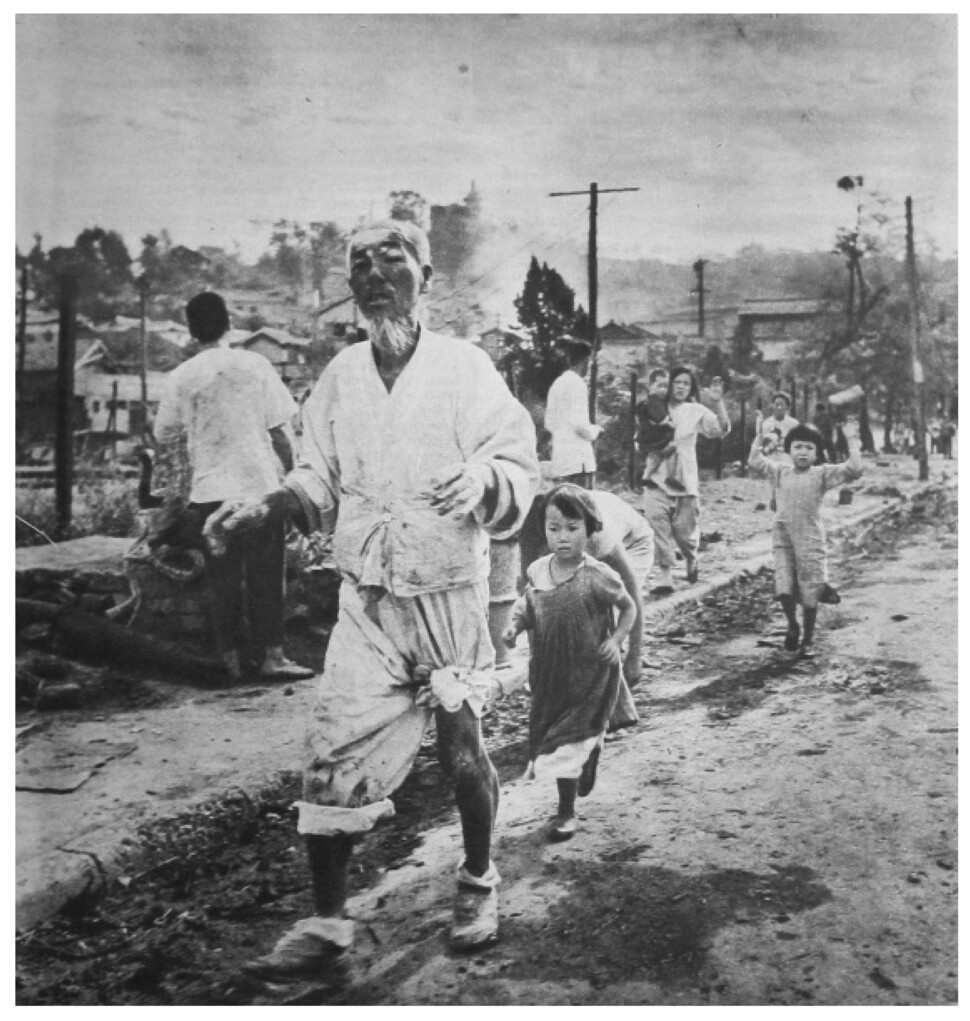 1950년 9월, 미군이 인천상륙작전을 펼치면서 마을에 쏟아부은 네이팜탄에 다친 노인. 그 뒤로 여성과 어린 소녀가 ‘항복’을 표시하는 것처럼 두 손을 들고 뒤따르고 있다. 이 사진은 미군 사진병이 아니라 영국의 포토저널 <픽처 포스트>의 종군 사진가가 촬영했다. 강성현 제공