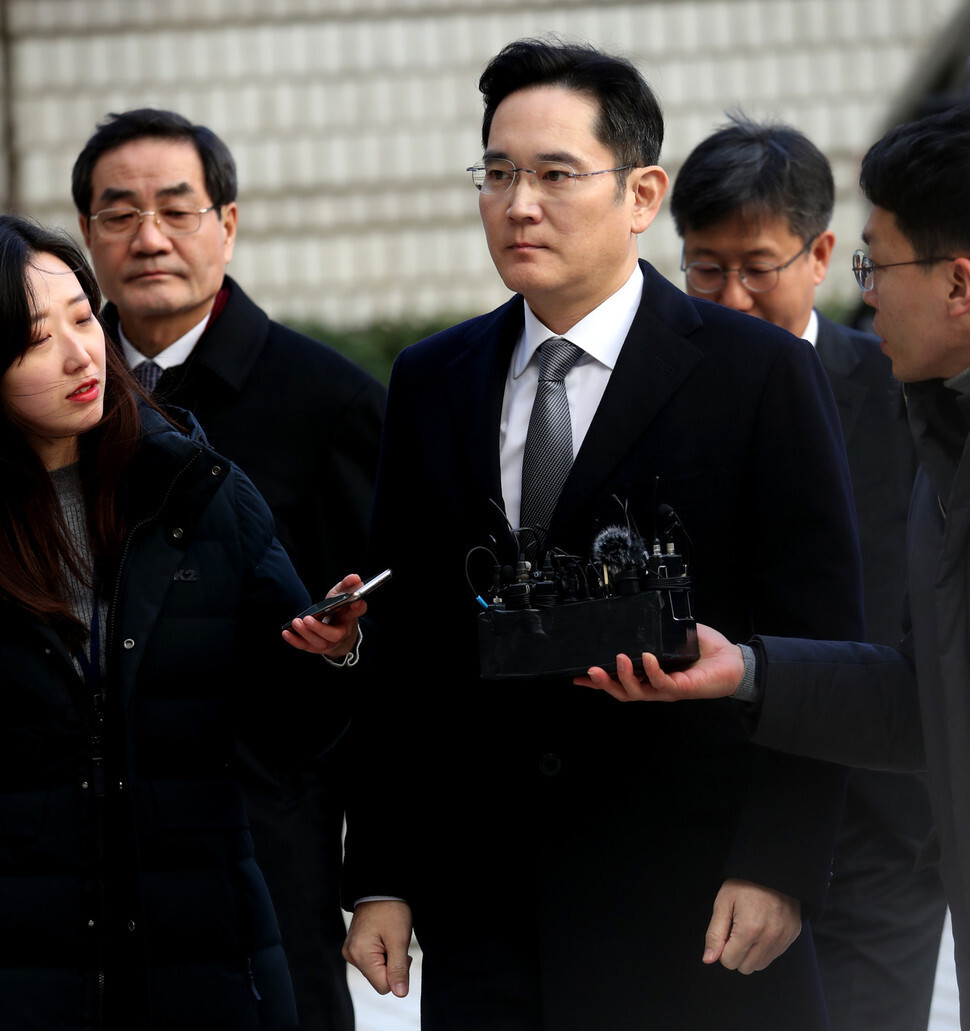 Samsung Electronics Vice Chairman Lee Jae-yong heads to his third trial on charges of bribery and corruption at the Seoul High Court on Feb. 6. (Kang Chang-kwang, staff photographer)