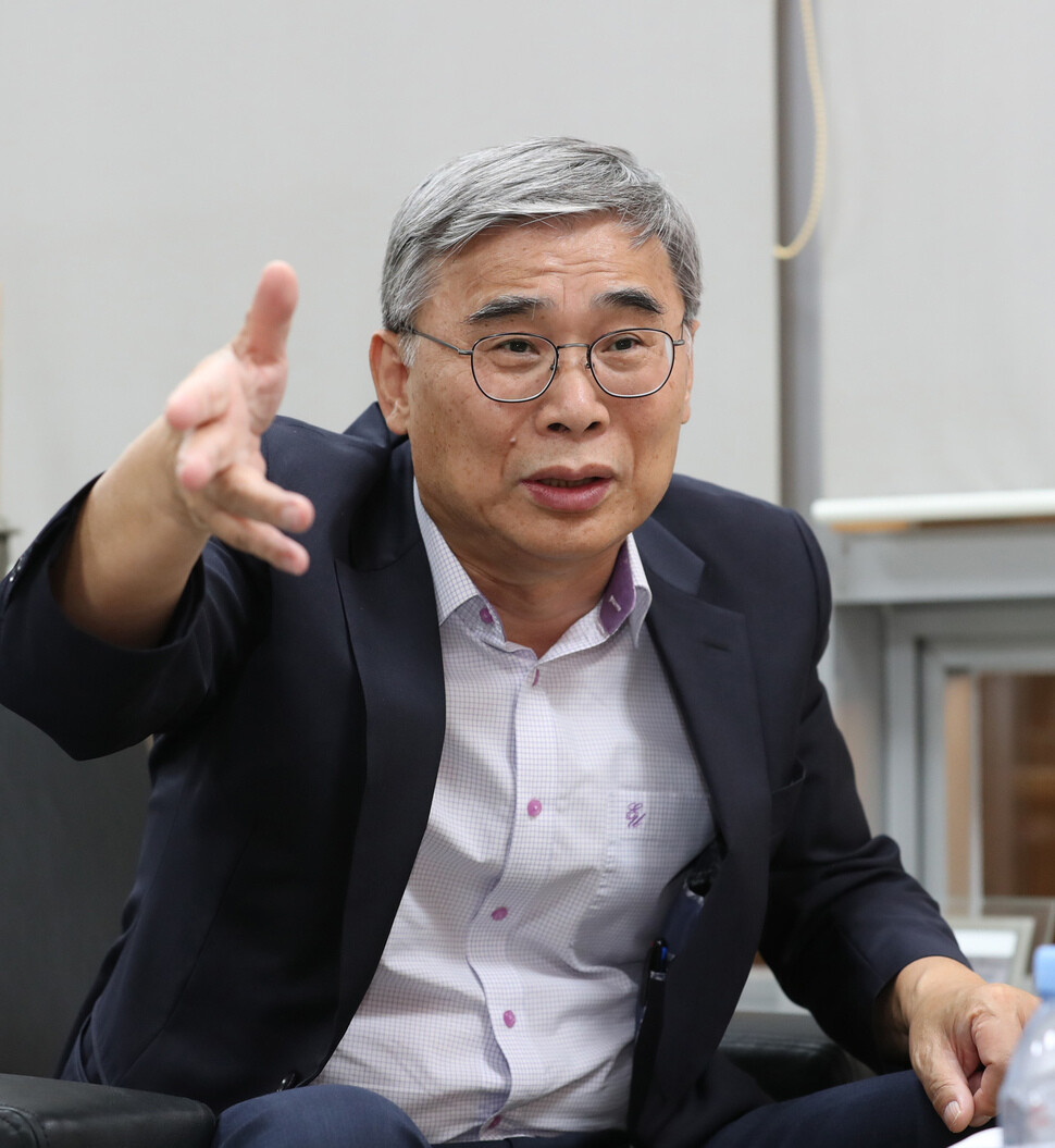 Former Unification Minister Lee Jong-seok talks about inter-Korean and North Korea-US relations at the Kim Dae Jung Library in Seoul on Aug. 15