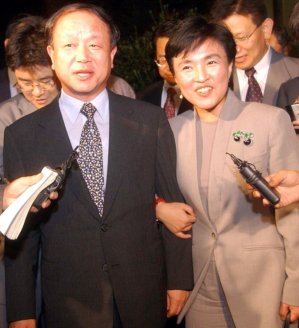 2003년 9월4일 강금실 법무부 장관(오른쪽)과 송광수 검찰총장이 저녁을 함께한 뒤 기자들 앞에서 팔짱을 끼어 보이고 있다. 연합뉴스