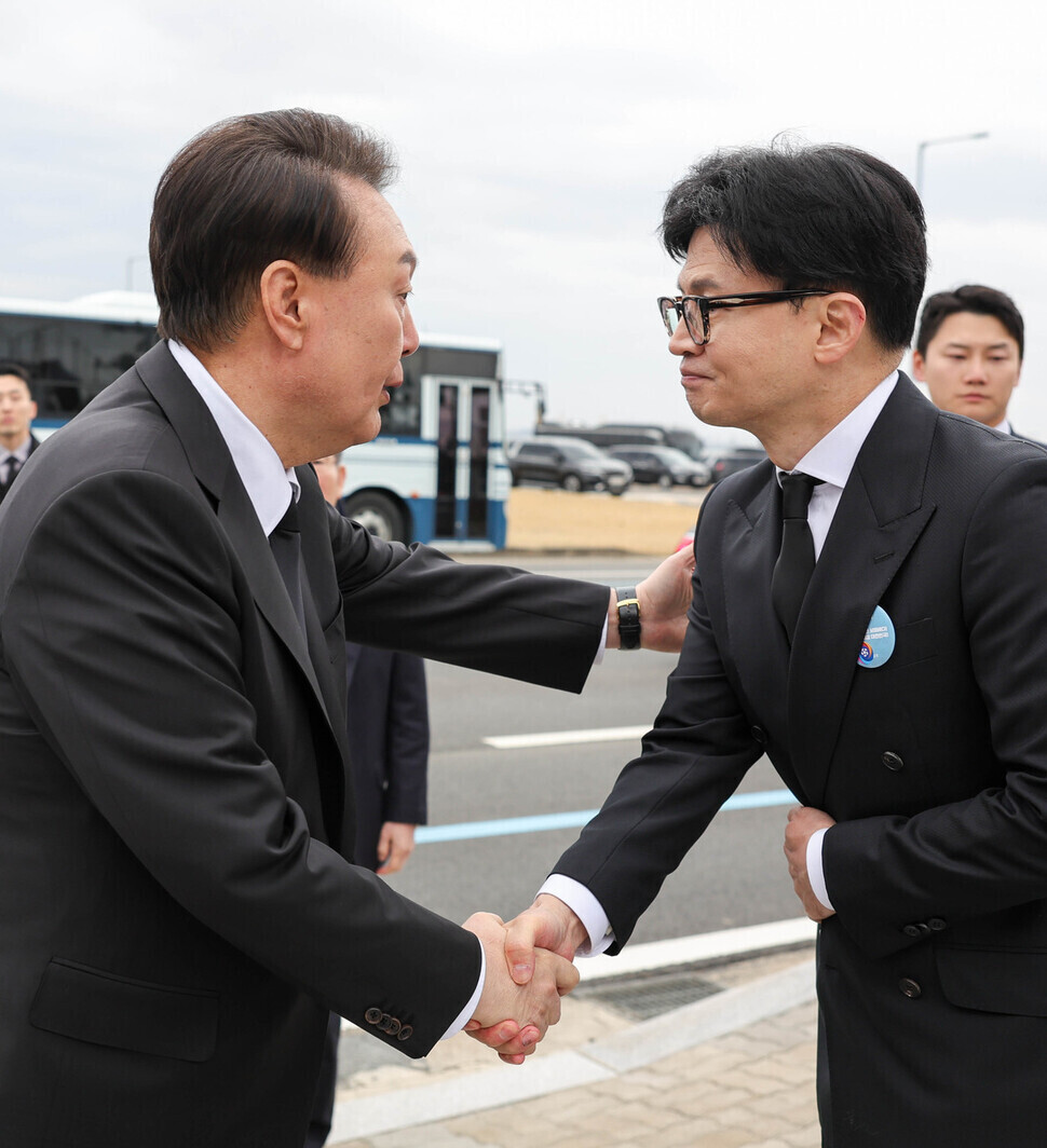President Yoon Suk-yeol (left) shakes hands with Han Dong-hoon, then the interim leader of the ruling People Power Party, at an event held in Pyeongtaek on March 22, 2024. (courtesy of presidential office)