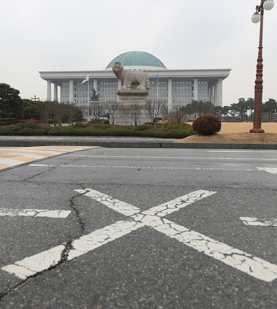 검사 출신들이 지나치게 많이 국회에 진출하면서 검사들의 정치 주도에 대한 우려가 나오고 있다. 서울 영등포구 여의도동 국회의 모습. 강창광 선임기자 chang@hani.co.kr