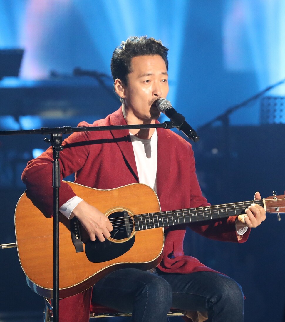 South Korean musician Kang San-ae performs at the Ryugyong Chung Ju-yung Gymnasium in Pyongyang on Apr. 3. (Photo Pool)