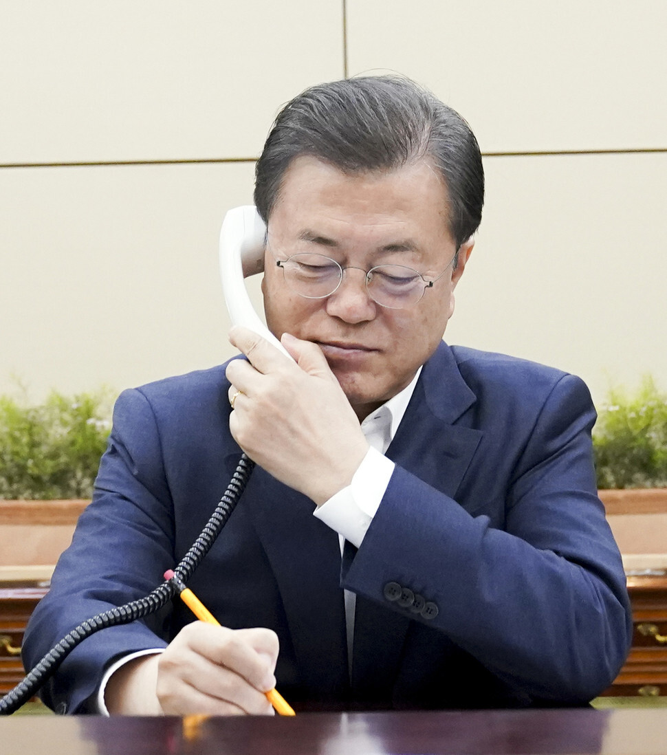 South Korean President Moon Jae-in takes a telephone call with Canadian Prime Minister at the Blue House on Mar. 26. (provided by the Blue House)