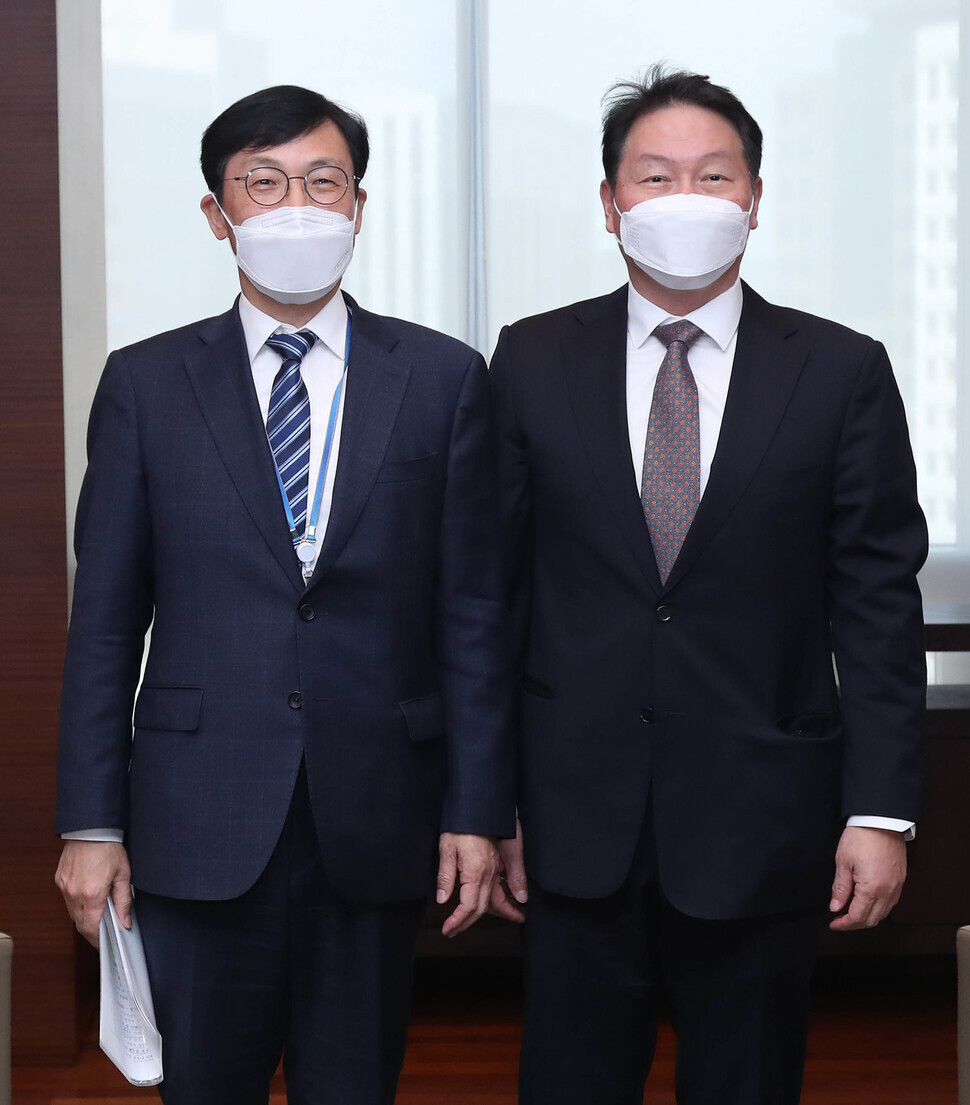 Blue House policy chief Lee Ho-seung and Korea Chamber of Commerce and Industry (KCCI) Chairman Chey Tae-won pose for a picture after their meeting on April 7 at the KCCI office in Seoul. (provided by the KCCI)