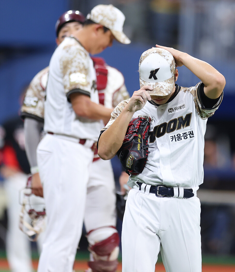 Kiwoom Heroes Kim Yun -ha is regretted by being sold out in the 5th Musa Manru in the game with Shinhan SOL Bank Kia League Kia (KIA) Tigers held at Gocheok Sky Dome in Seoul on the 24th. Yonhap News