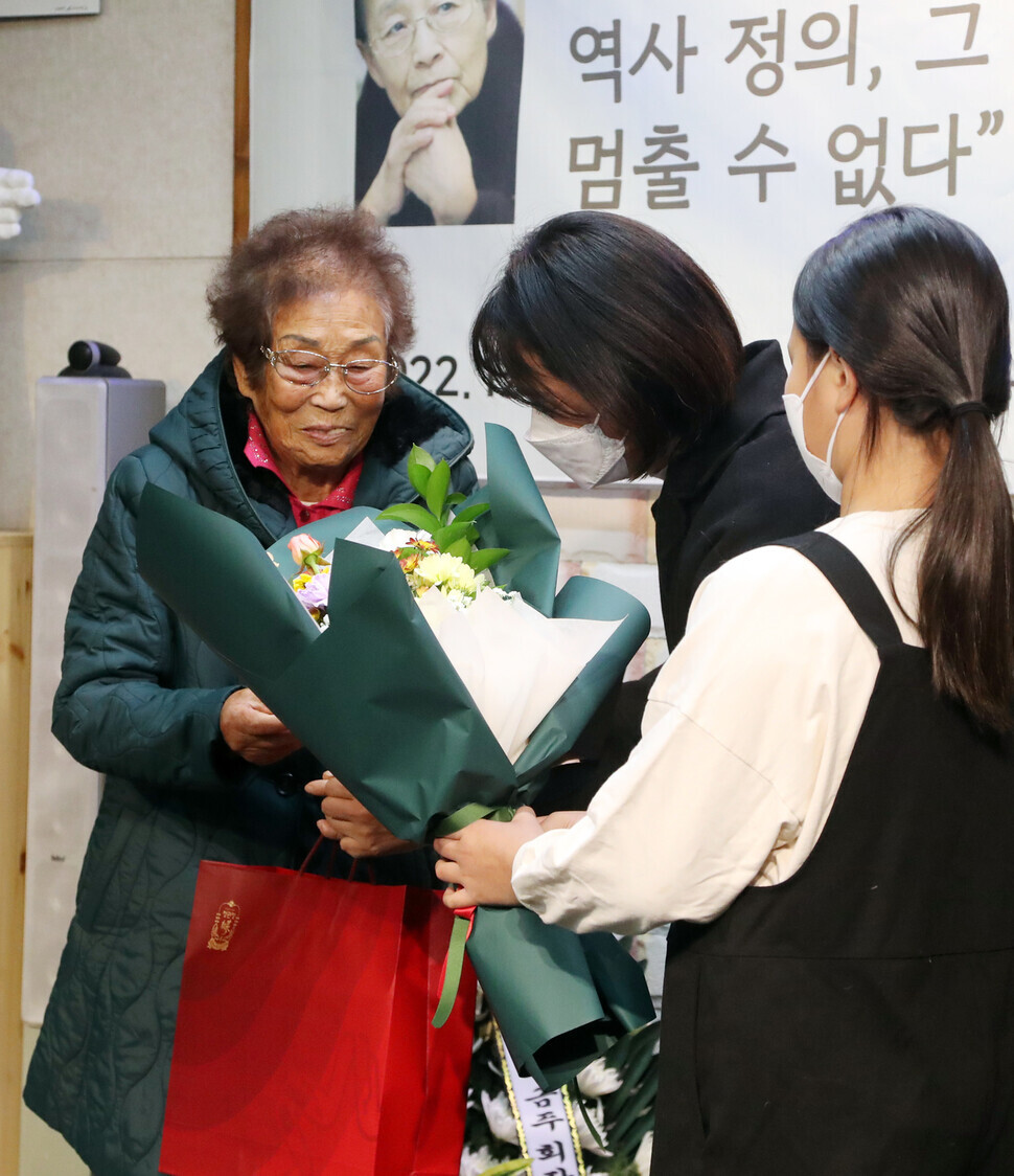 A civic group awards Yang Geum-deok (left) with their own human rights award on Dec. 11 at a café in Gwangju. Yang had been named as an honoree of the 2022 Korean Human Rights Award, but her award was canceled after the Ministry of Foreign Affairs put the brakes on the conferral of the award. (Yonhap)