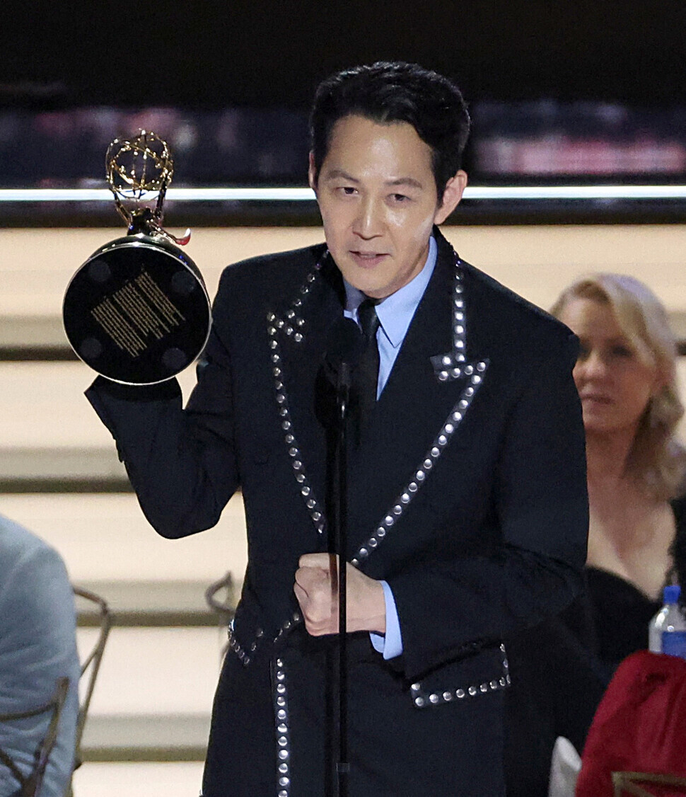 “Squid Game” lead actor Lee Jung-jae delivers his acceptance speech after winning an Emmy for his role in the series at the 74th Primetime Emmy Awards on Sept. 12 in Los Angeles’s Microsoft Theater. (AP/Yonhap)