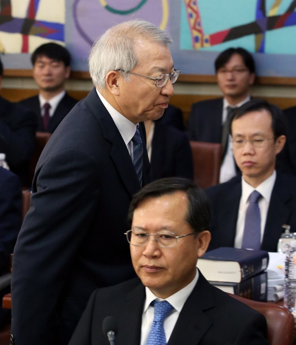 Former Supreme Court Chief Justice Yang Sung-tae (second from left) and former Supreme Court Justice Park Byung-dae (third from the left) are the prime suspects in allegations of influence-peddling and judicial misconduct under the Park Geun-hye administration. (Lee Jeong-a