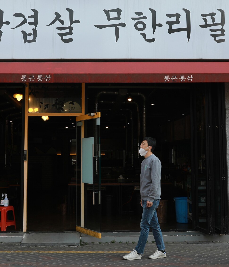 김병철 대구 중구 종로 '통큰통삼' 사장이 자신의 가게 앞에 서있다. 류유종 기자