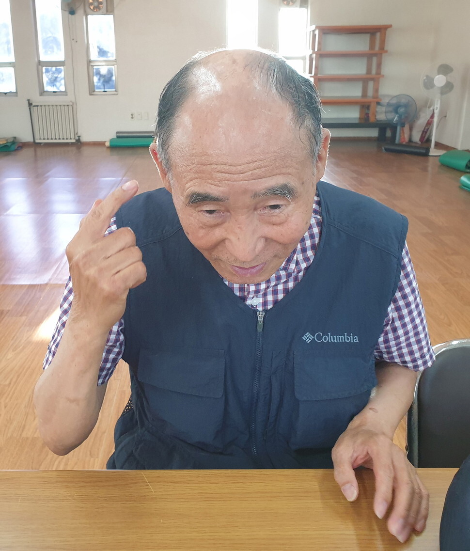 Kang Gil-jo points to a scar on his head from when he was attacked by airborne troops on May 21, 1980. (Kim Yong-hee, Gwangju correspondent)