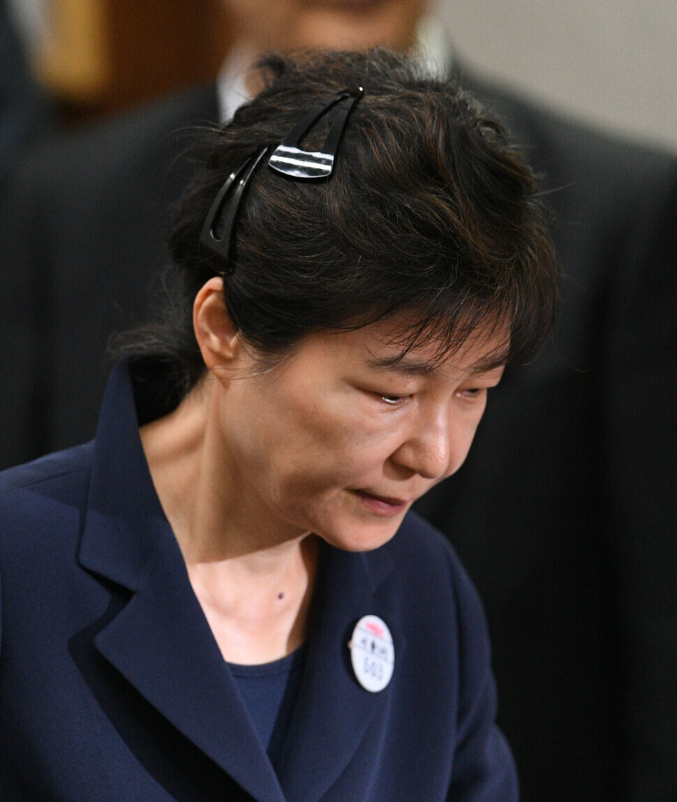 President Park Geun-hye heads to the Seoul Central District Prosecutors’ Office in May 2017. (photo pool)