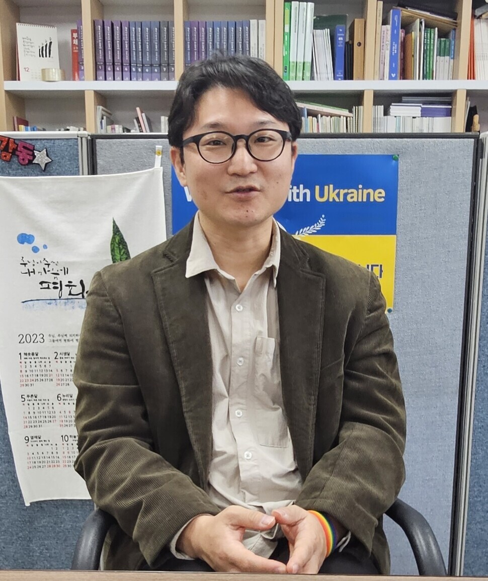 Rev. Lee Dong-hwan speaks to the Hankyoreh from his office at the United Christian Churches of Korea on Dec. 11. (Chai Yoon-tae/The Hankyoreh)