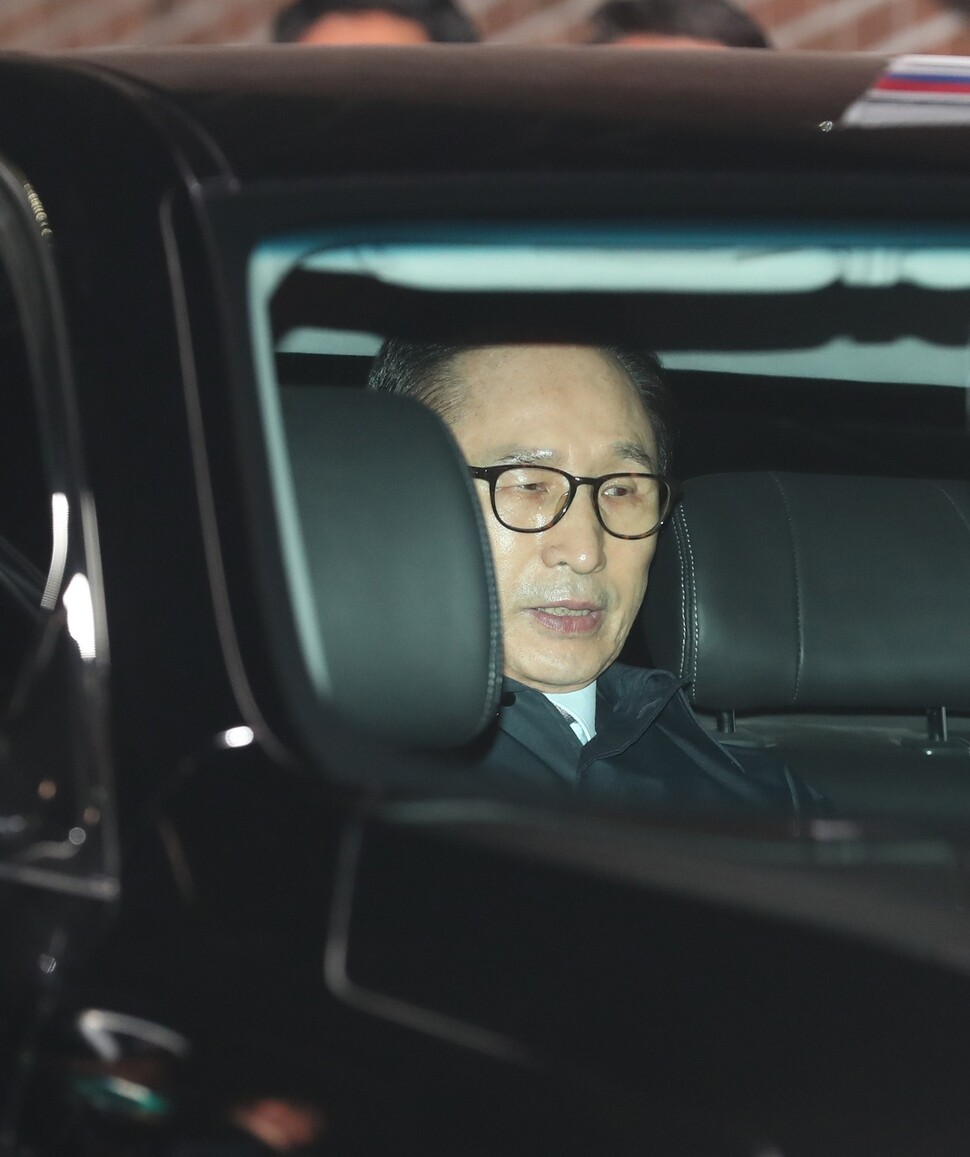 Former president Lee Myung-bak being taken to the Seoul Eastern District Detention Center after leaving his house in the Nonhyeon district of Seoul on Mar. 23. (Photo Pool)