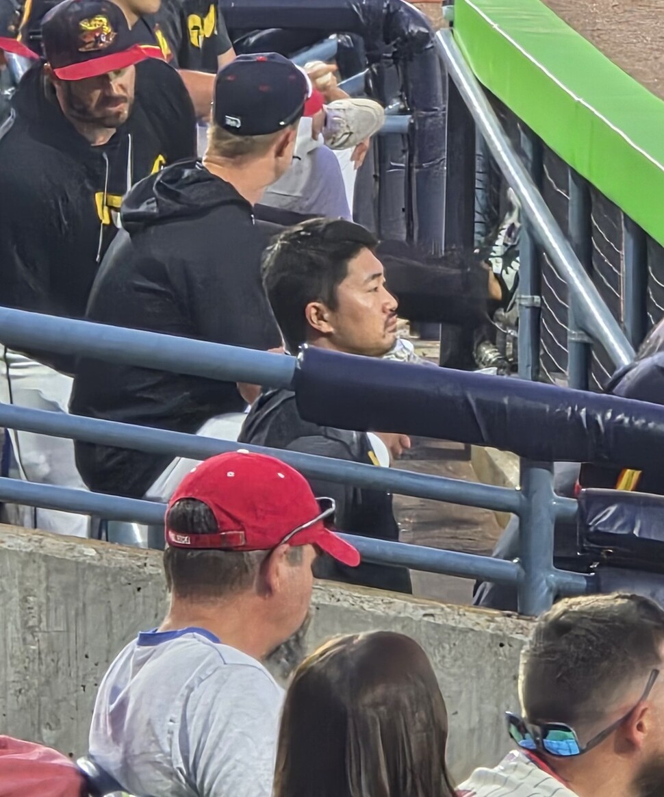 Triple A Tolee, a major league League Detroit Tigers, is also watching the team's game in the Dugout. Hankyoreh reader