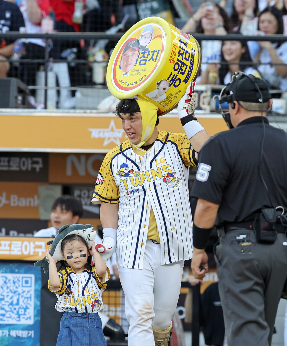 LG Twins Park Dong -won is appearing with her daughter in the 2025 Shinhan SOL Bank KBO All -Star Game held at Hanwha Life Ball Park on the 12th. Yonhap News