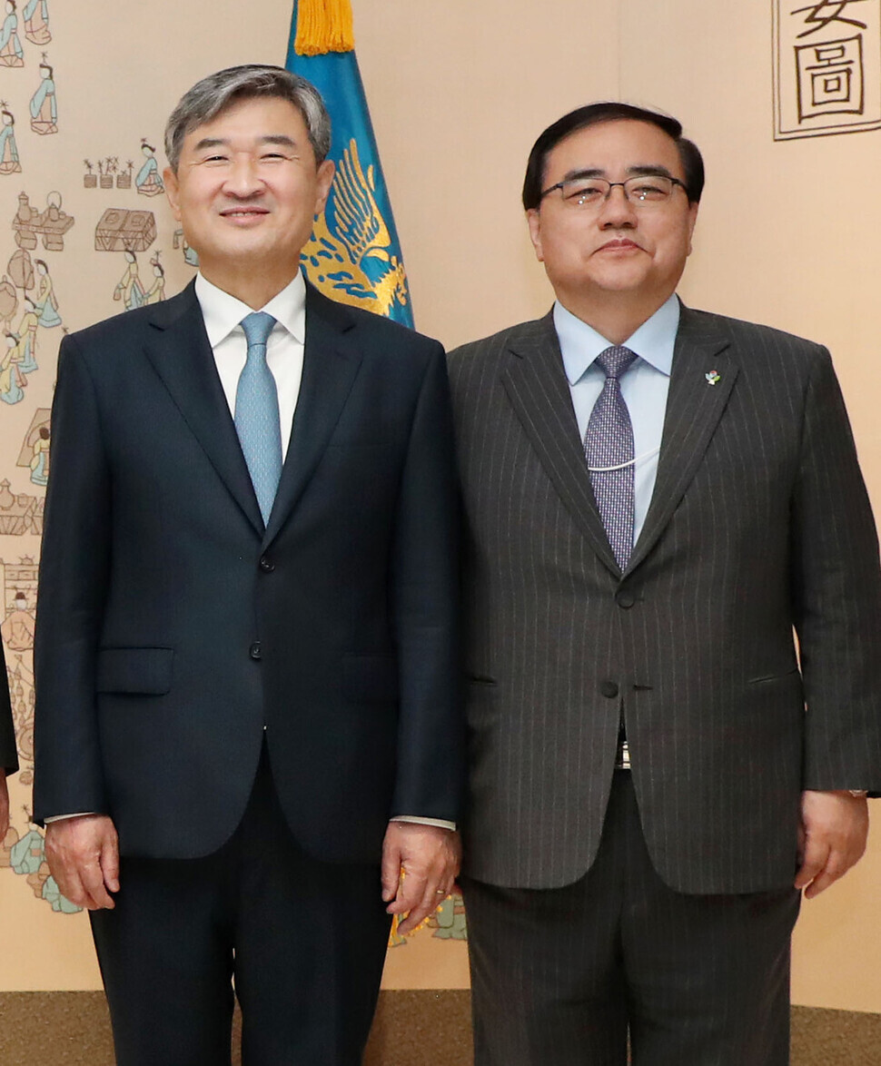 Cho Tae-yong (left) poses for a photo with Kim Sung-han after the former was appointed as ambassador to the US at the presidential office in Seoul on June 10, 2022. (Yonhap)