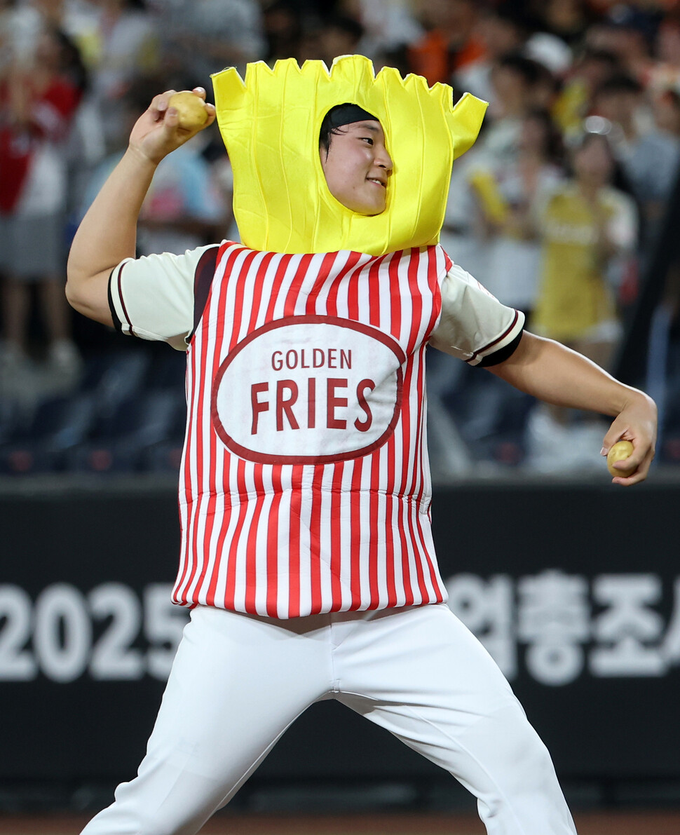 Samsung Lions Lee Ho -sung is throwing potatoes in the 2025 Shinhan SOL Bank KBO All -Star Game held at Hanwha Life Ball Park on the 12th. Yonhap News