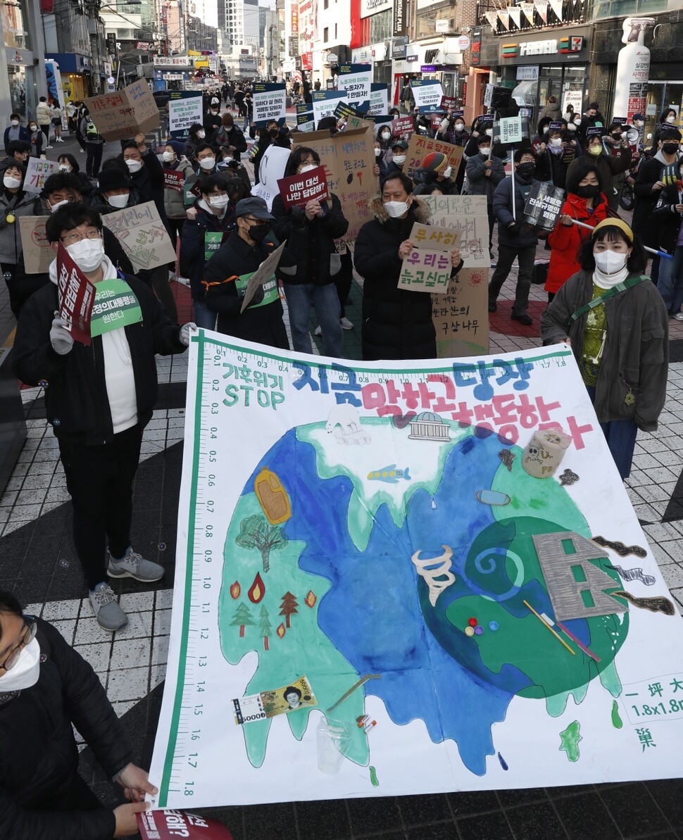 2022년 3월1일 ‘세상을 바꾸는 2022 대선공동행동’이 서울 마포구에서 주최한 ‘3·1 정치파티’에 참가한 지역 시민사회단체 회원들과 시민들이 기후위기에 시급한 대응을 촉구하고 있다. 이정우 선임기자