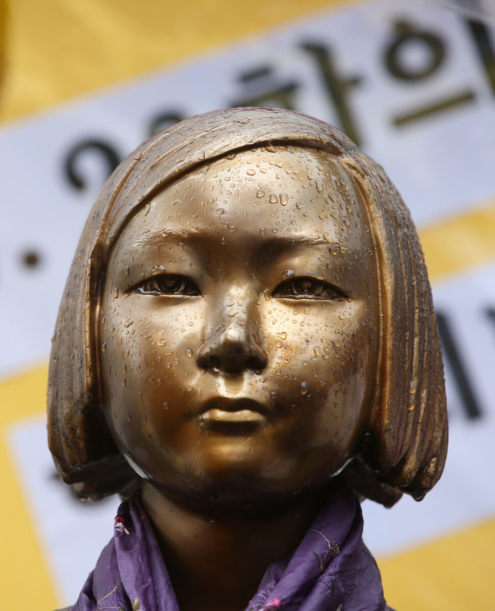 The comfort women statue demonstration across from the Japanese embassy in Seoul‘s Jongno district is covered in rain on Aug. 31