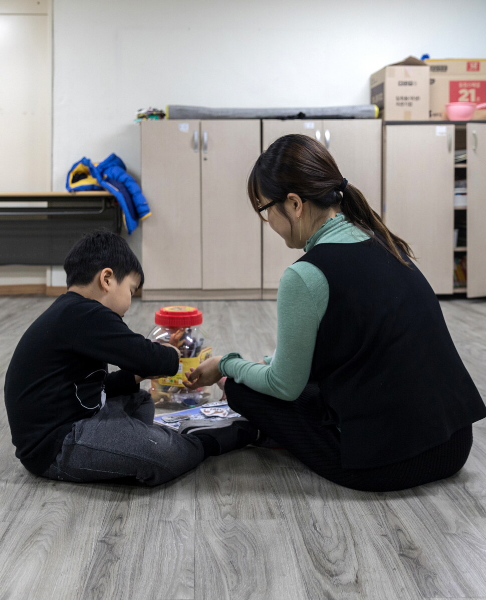 자폐성장애아인 지후와 엄마가 간식을 먹으며 놀고 있다. 박승화 기자