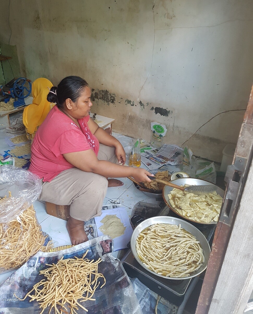 사회적기업 ‘간뎅탄간’에서 소액대출을 받은 소상공인이 판매할 과자를 만들고 있다.