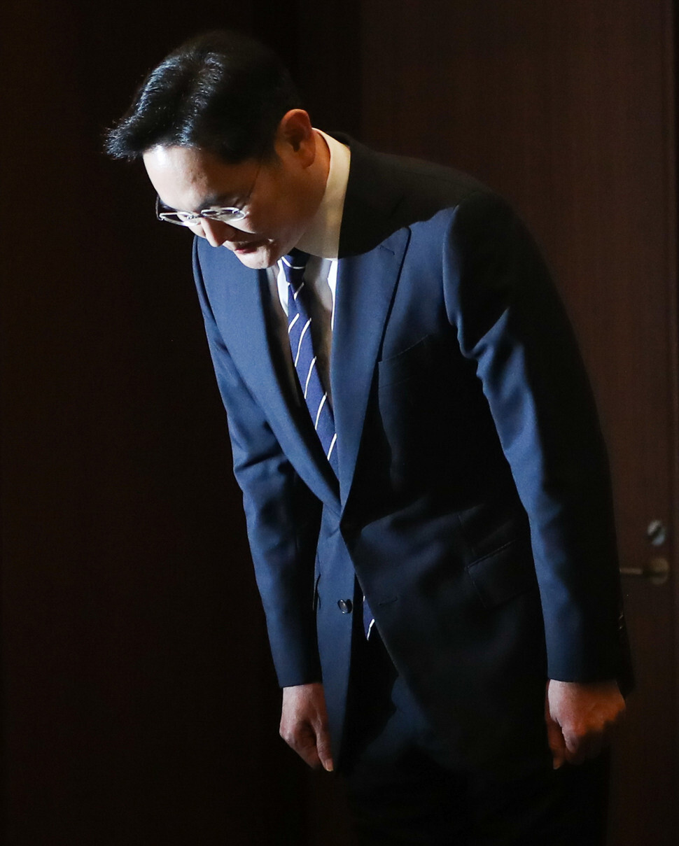 Samsung Electronics Vice Chairman Lee Jae-yong makes a public apology for the controversy surrounding his management succession at Samsung’s Seoul headquarters on May 6. (photo pool)