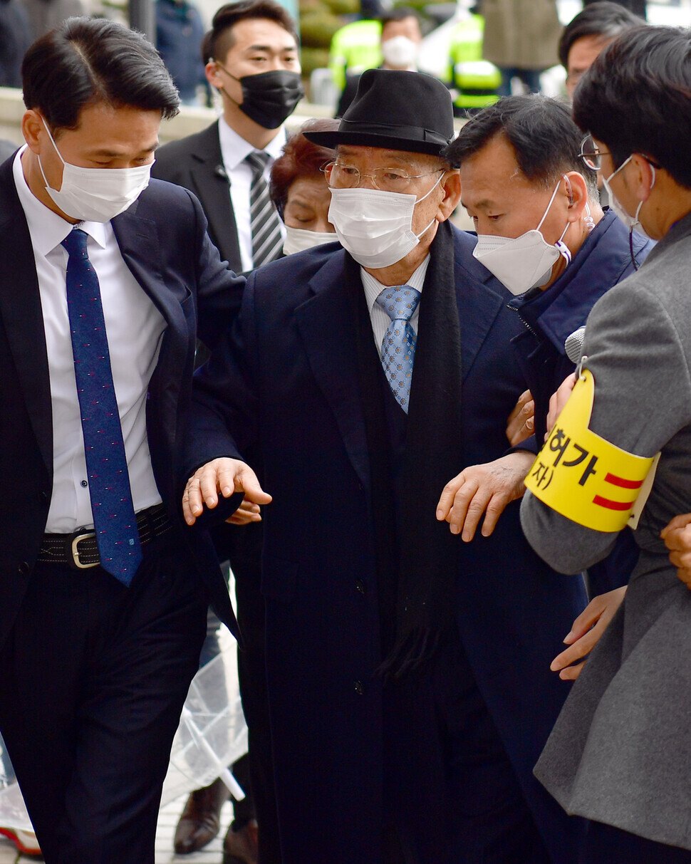 Former President Chun Doo-hwan enters the Gwangju District Court on Nov. 30. (Yonhap News)