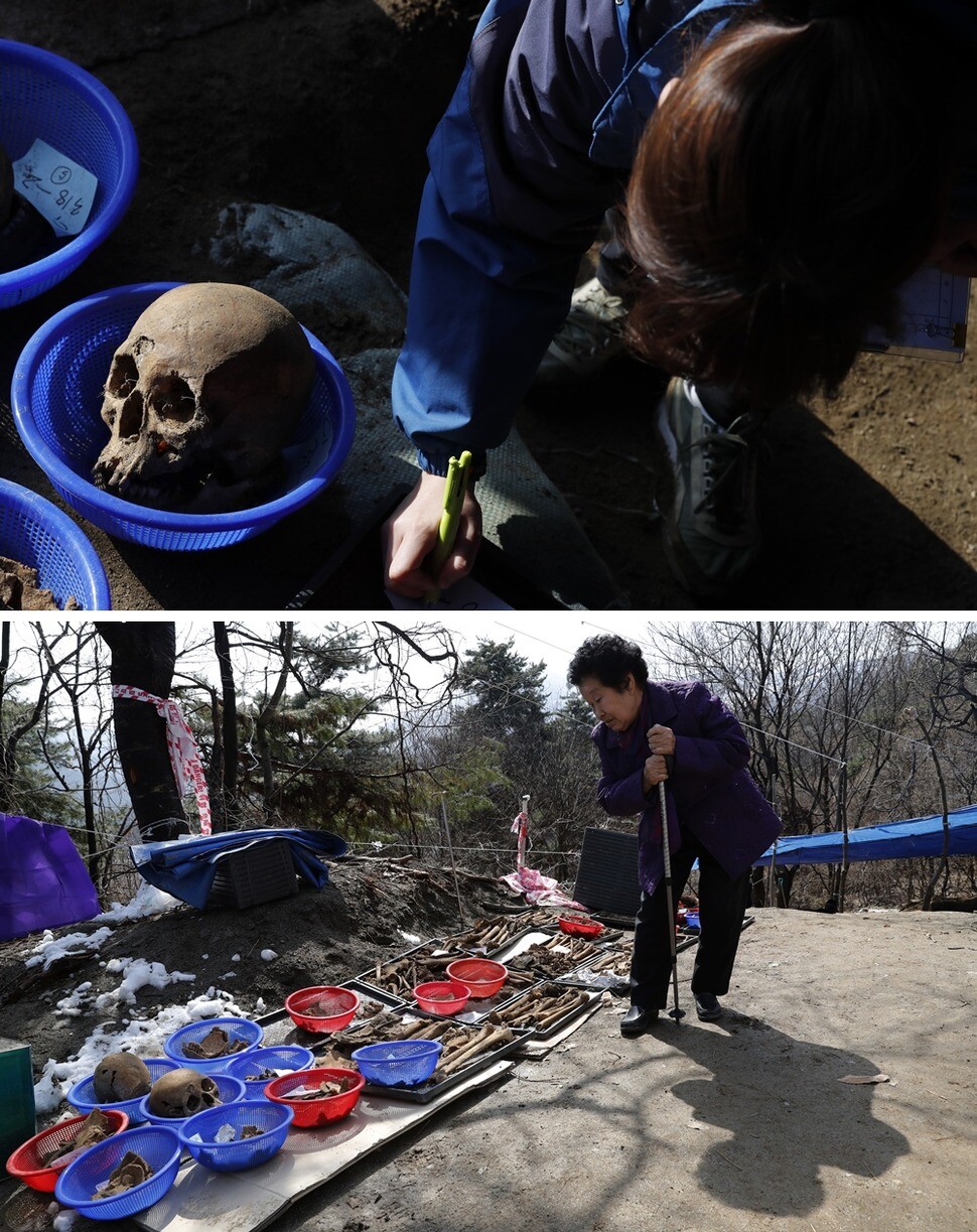 김소현 발굴단원이 유해들을 정리하고 있다./ 학살터를 처음 찾은 유가족 박주순 할머니가 발굴된 유해들을 살펴보고 있다.