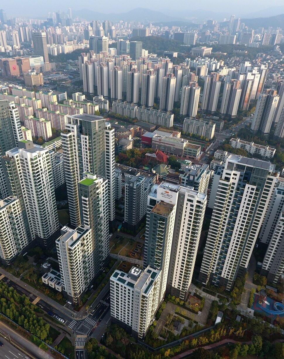 서울 서초구 ‘반포 아크로리버파크’ 전경. 뒤로 늘어선 대단지 아파트는 래미안퍼스티지.  정용일 기자
