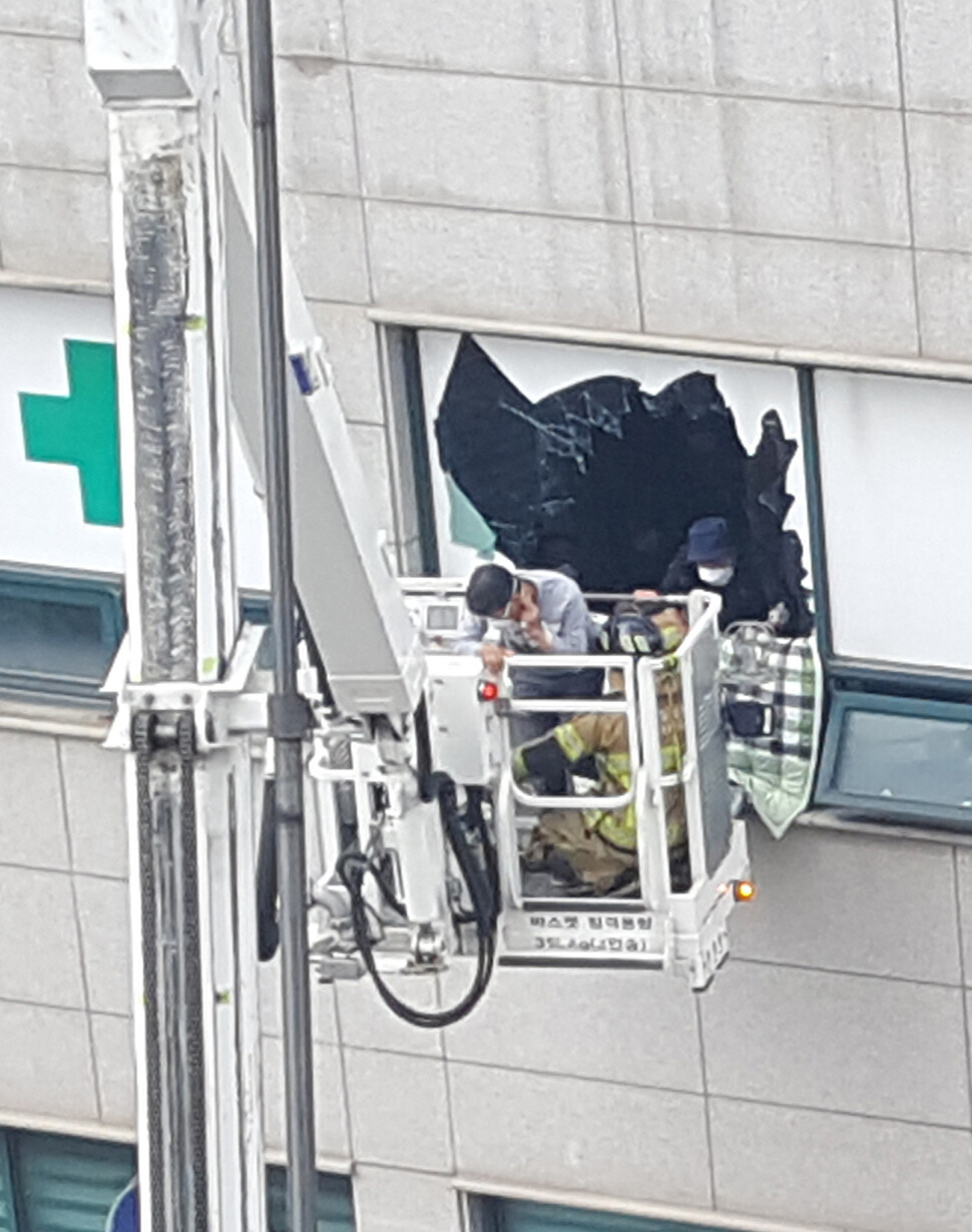 5일 경기도 이천시 관고동 병원 건물에서 화재가 발생, 소방대원들이 구조 작업을 하고 있다. 연합뉴스.