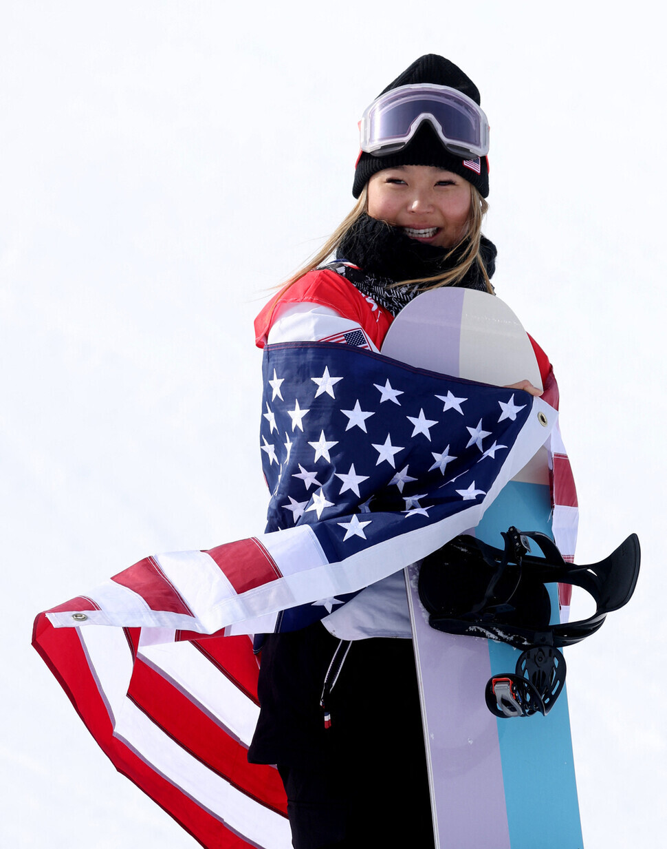 Chloe Kim of the United States celebrates her second successive gold in the women’s halfpipe at the Beijing Olympics on Thursday. (Reuters/Yonhap News)