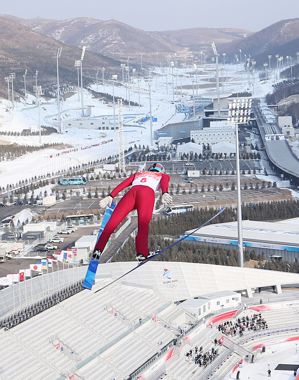 South Korea’s skier Park Je-un practices at the skiing center in Zhangjiakou on Wednesday. All of the snow used at the Beijing Winter Games is artificial. (Yonhap News)
